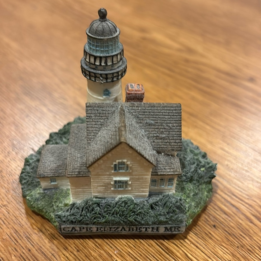Like new🌿 Home with Lighthouse. Purchased at Cape Elizabeth Maine